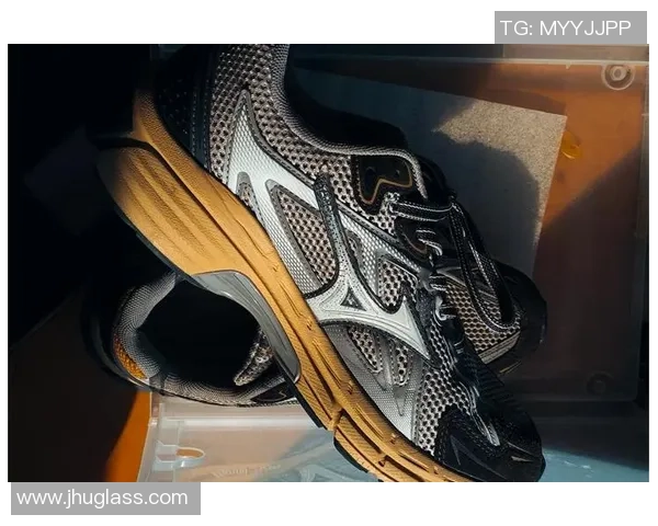 足球鞋勒脚问题解析及解决方案分享让你轻松应对运动中的不适感